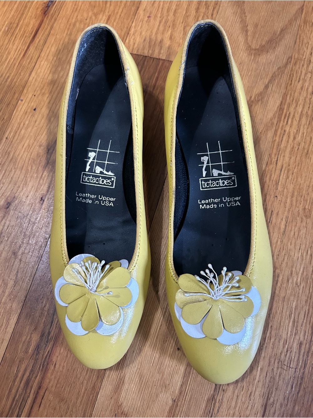 VTG Tic Tac Toe Leather Shoe Floral Accent Low Heel Sz 7.5 Narrow USA Yellow